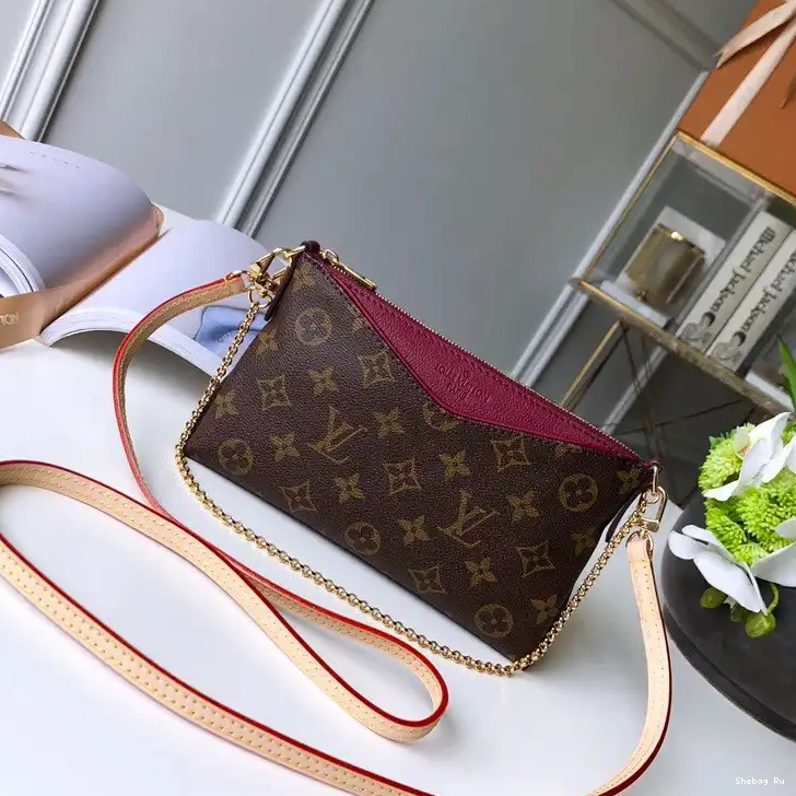 CHANELUTCH Vuitton Louis PALLAS 0602